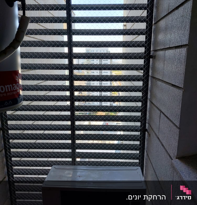 רשת מתכת על חלון למניעת כניסת יונים